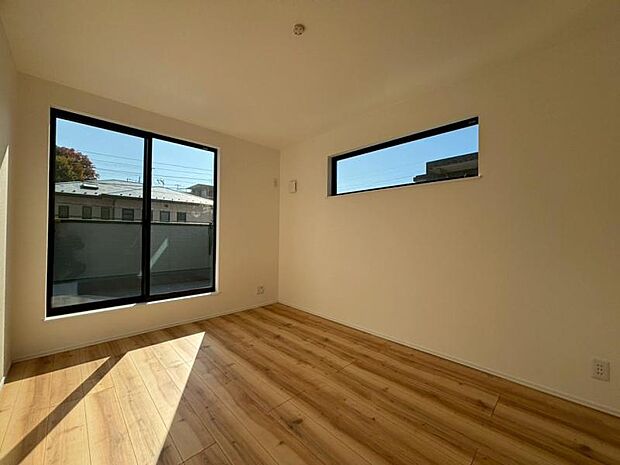 大きな窓からたっぷりと陽光が注がれる明るい空間。一日の疲れをいやしてくれる主寝室。時を忘れて過ごす場所として過ごせるお部屋です。