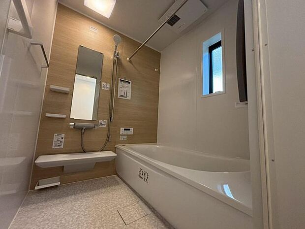 美しいツヤとなめらかな肌ざわり。水や汚れをはじき汚れにくくお掃除ラクラクの浴槽です。シャワーヘッドの位置が変えられるので使い勝手がとても良いです。