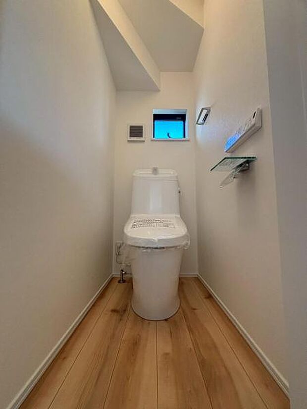 清潔感溢れるトイレ。落ち着いた空間で安らぎのひとときをお過ごしいただけます。