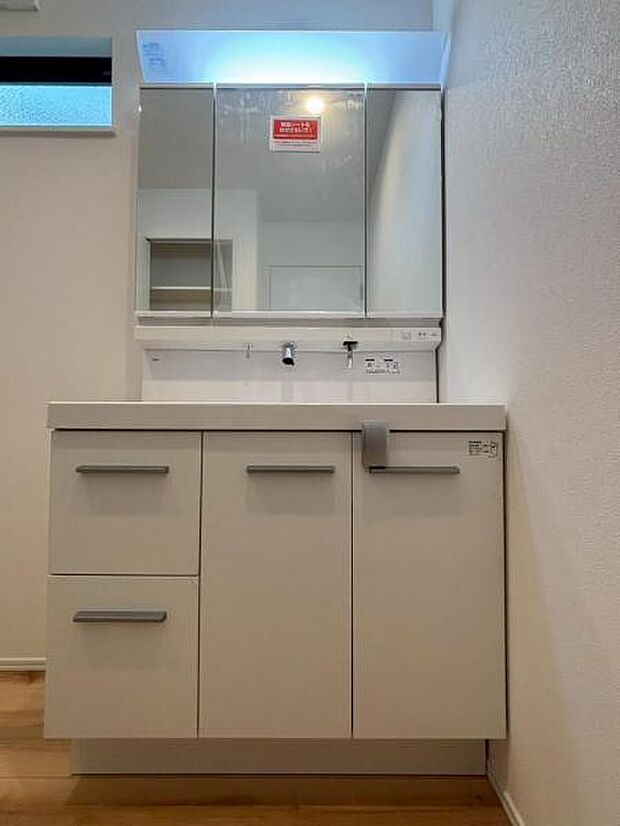 清潔感のあるワイドな洗面台は収納力もあり、いつでもすっきりとした洗面室に。