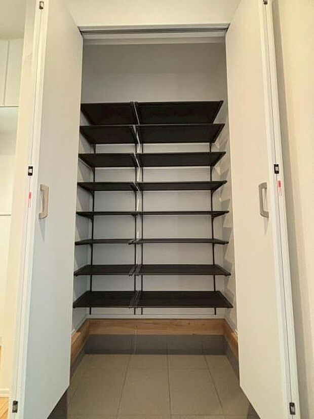 清潔感のある空間を保てるよう、収納スペースを広く設けていますので、玄関をスッキリ綺麗な空間に纏めます。