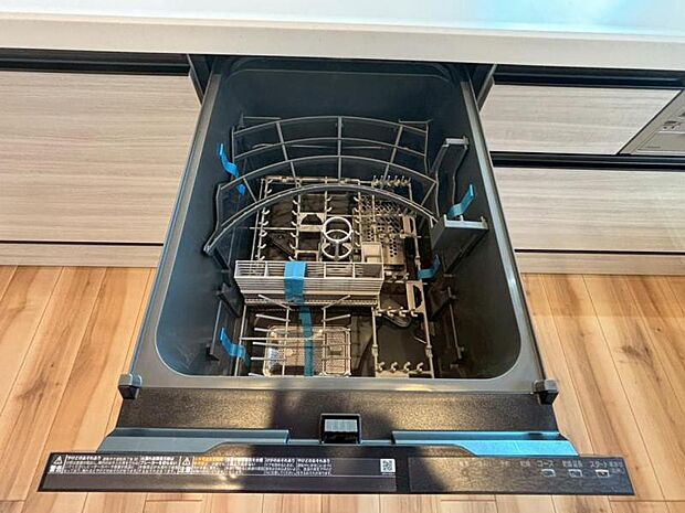 食器洗浄乾燥機　食器の後片付けに便利な食器洗浄乾燥機を標準装備。ビルトインタイプなので見た目もスッキリ、特に共働き世帯のご家族には必須品です。