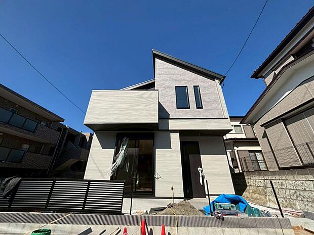 陽光に映し出される外壁が美しい。暮らす家族を、訪ねてくる友人知人を楽しませてくれる外観です。