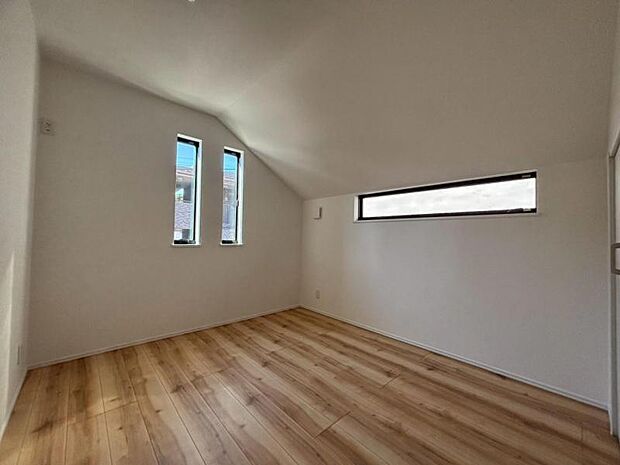 家族個々の安らぎの空間。誰もが好みで飾れるシンプルな室内に仕上げてあります。