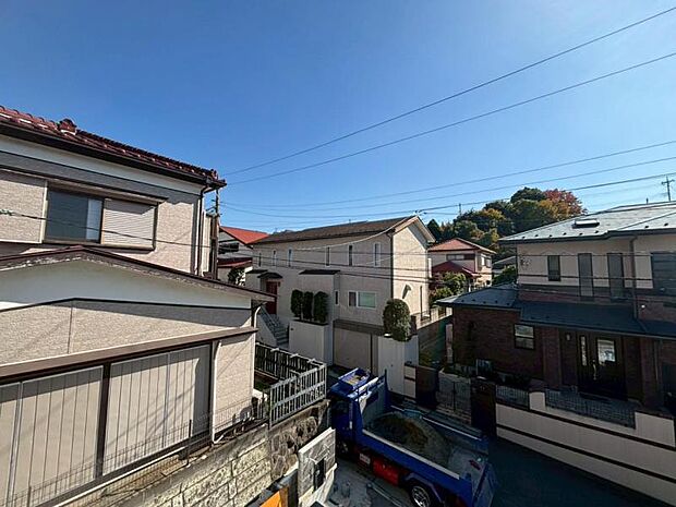 青いキャンパスに描かれた未来。この街に移り住み、この街で過ごす私たちの未来は、きっとこの雲のようにいろいろな形の幸せへと変わり、溢れるほど運んで来てくれることでしょう。