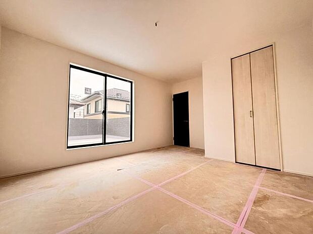 洋室9.0帖　大きな窓からたっぷりと陽光が注がれる明るい空間。日々の疲れを癒してくれる主寝室。（2026.1.20撮影）