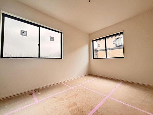 洋室6.5帖　窓からたっぷりと陽光が注がれる、明るく快適なプライベート空間となっています。（2026.1.20撮影）