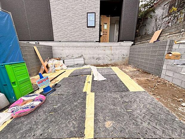 ご両親や友人・知人が訪ねてきても大丈夫。駐車スペース2台分（車種による）を確保してあります。（2026.1.20撮影）