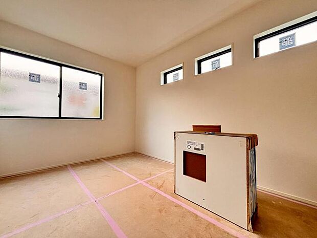 洋室6.0帖　家族個々の安らぎの空間。誰もが好みで飾れるシンプルな室内に仕上げてあります。（2026.1.20撮影）