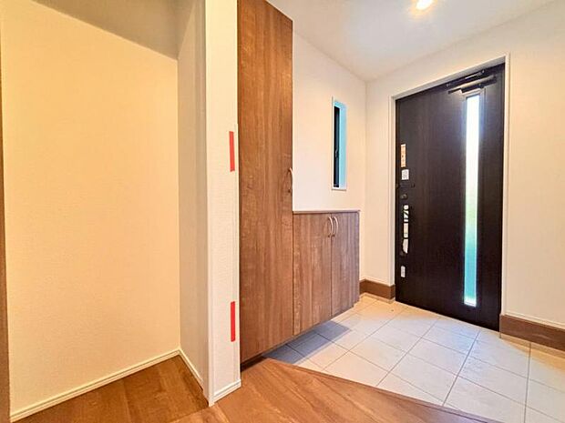 広々とした玄関で大切なお客様をお出迎え。明るく気持ちの良い玄関は気持ちが盛り上がります。