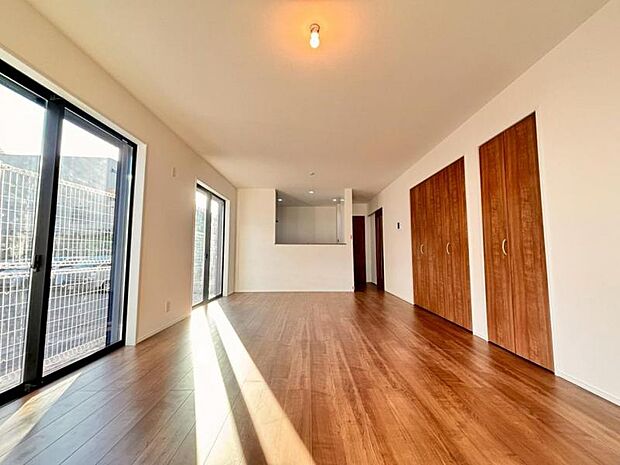 光と風があふれる開放的なリビングダイニングには、自然と家族みんなが集まってきます。