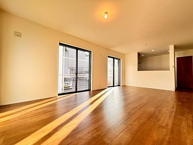 くつろげるリビングは話に夢中になりすぎて、ついつい時間を忘れてしまう。そんな束の間の幸せを感じさせてくれる場所です。