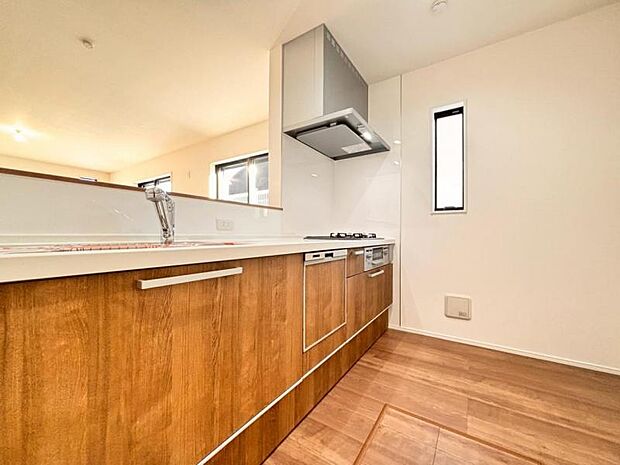 広々としたキッチンスペース。収納力のあるキッチンは料理が捗ります。カップボートや冷蔵庫を置いても十分なスペースができます。