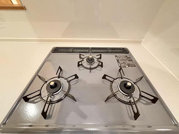 料理の幅を拡げてくれる三口コンロの使いやすいシステムキッチンを採用。