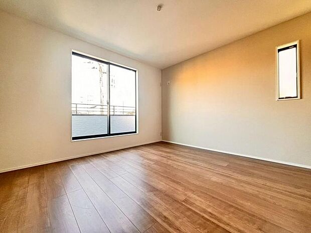 大きな窓からたっぷりと陽光が注がれる明るい空間。一日の疲れをいやしてくれる主寝室。時を忘れて過ごす場所として過ごせるお部屋です。