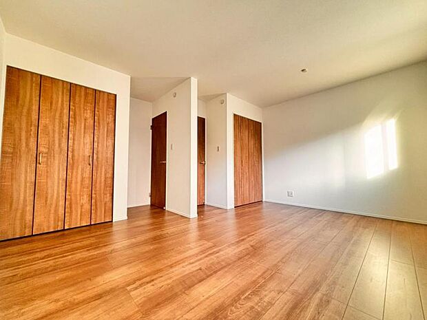 窓からたっぷりと陽光が注がれる明るい空間。家族の成長に対応できる永住仕様の間取りです。