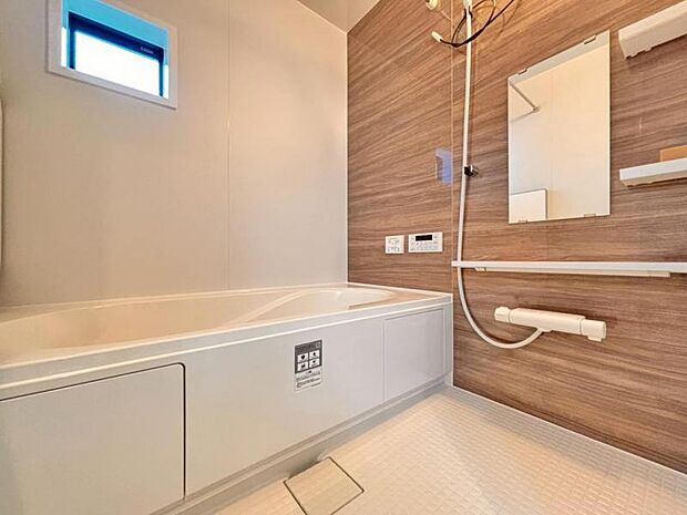 美しいツヤとなめらかな肌ざわり。水や汚れをはじき汚れにくくお掃除ラクラクの浴槽です。シャワーヘッドの位置が変えられるので使い勝手がとても良いです。