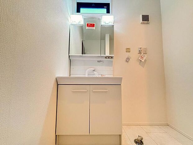 三面鏡の付いた洗面化粧台は、鏡面裏側にも機能的な収納を配置。普段使いの洗面小物やスキンケア用品などが衛生的に保管できます。