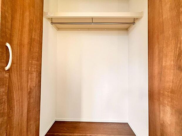 クローゼットには棚やハンガーパイプが付いており、スーツや上着などがスッキリ収納可能です。