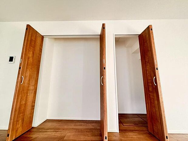 各居室にクローゼットがあり、洋服ダンスなどを置く必要がないのでお部屋を広く使えます。