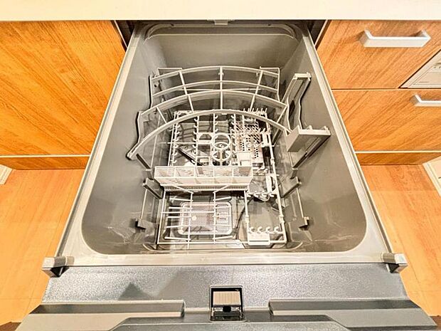食器洗浄乾燥機　食器の後片付けに便利な食器洗浄乾燥機を標準装備。ビルトインタイプなので見た目もスッキリ、特に共働き世帯のご家族には必須品です。