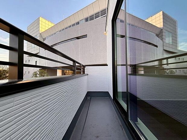 陽の光に照らされるバルコニーを、爽やかな涼風が吹き抜けていきます。