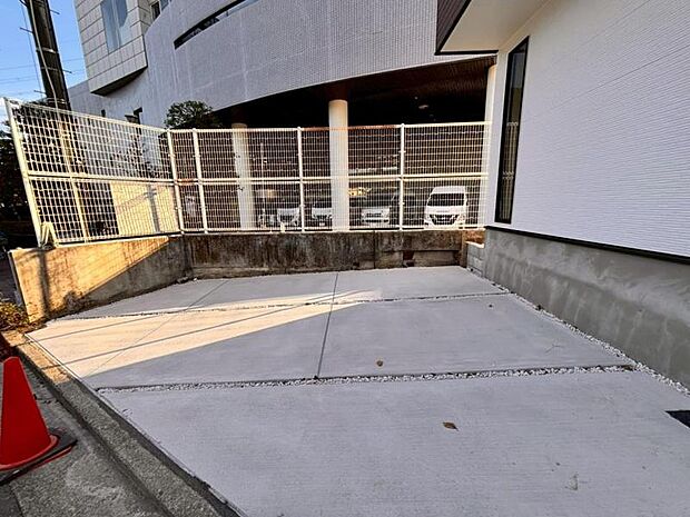 ご両親や友人・知人が訪ねてきても大丈夫。駐車スペース2台分（車種による）を確保してあります。