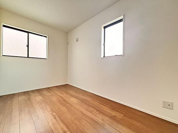 家族個々の安らぎの空間。誰もが好みで飾れるシンプルな室内に仕上げてあります。