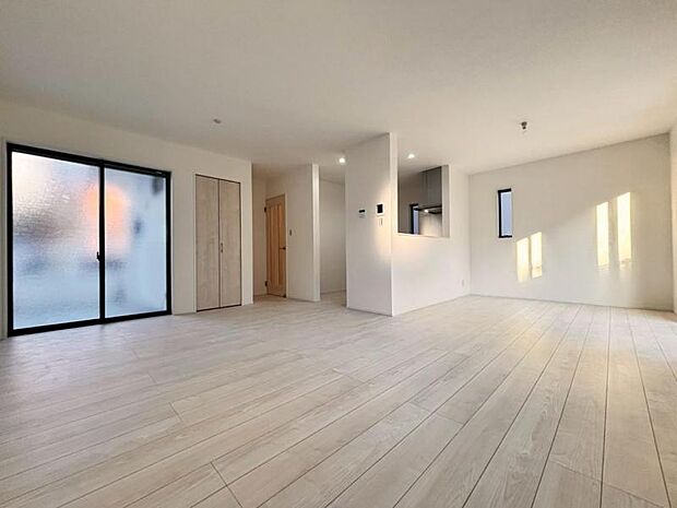 ゆったり19.8帖の広々リビング。明るさと風が入る窓配置が安らげる空間を演出します。