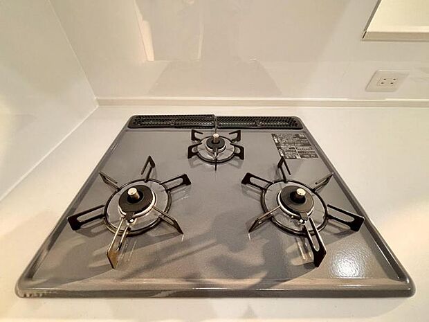 料理の幅を拡げてくれる三口コンロの使いやすいシステムキッチンを採用。