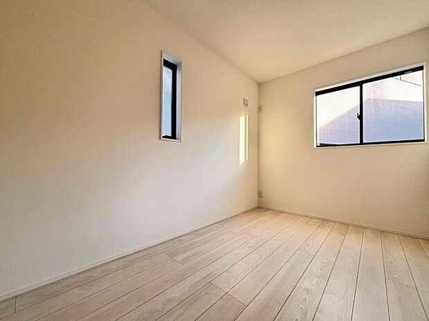 窓からたっぷりと陽光が注がれる、明るく快適なプライベート空間となっています。