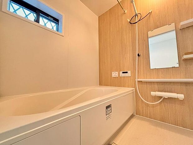 美しいツヤとなめらかな肌ざわり。水や汚れをはじき汚れにくくお掃除ラクラクの浴槽です。シャワーヘッドの位置が変えられるので使い勝手がとても良いです。