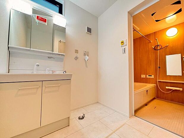 清潔感と機能性を備え、一日の始まりと終わりを心地よく演出してくれるパウダールームです。