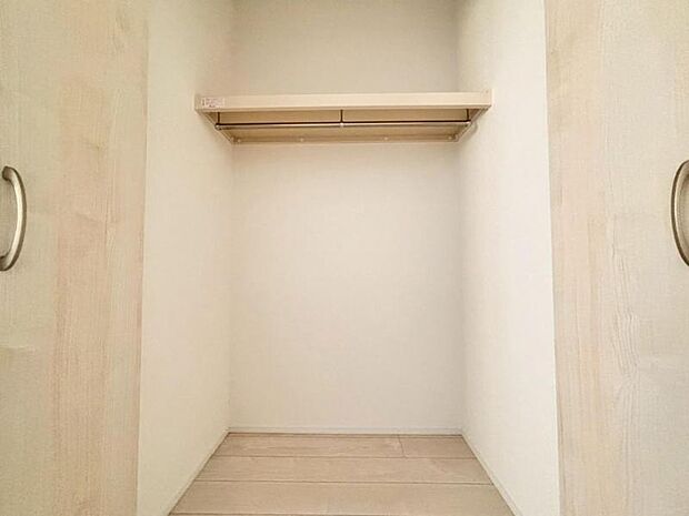 クローゼットには棚やハンガーパイプが付いており、スーツや上着などがスッキリ収納可能です。