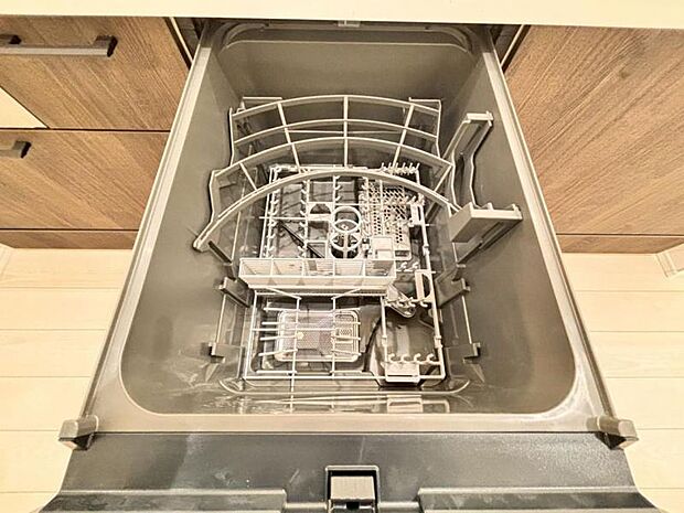 食器洗浄乾燥機　食器の後片付けに便利な食器洗浄乾燥機を標準装備。ビルトインタイプなので見た目もスッキリ、特に共働き世帯のご家族には必須品です。