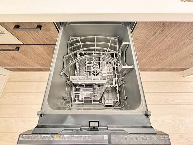 食器洗浄乾燥機　食器の後片付けに便利な食器洗浄乾燥機を標準装備。ビルトインタイプなので見た目もスッキリ、特に共働き世帯のご家族には必須品です。