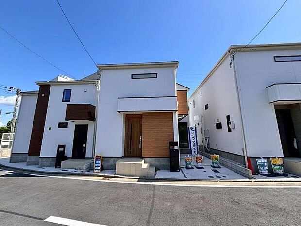 街に溶けこみ美しい景観を生み出すこの邸宅は、採光や風通しまで考え抜いて造りあげました。