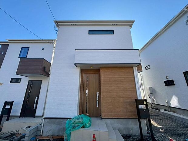 凛とした表情を見せる外観は、時の移り変わりの中で、様々な表情を見せてくれます。