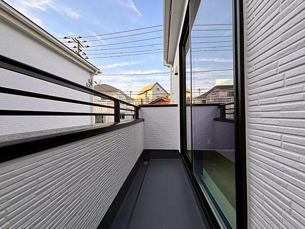 陽の光に照らされるバルコニーを、爽やかな涼風が吹き抜けていきます。