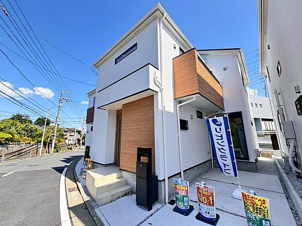 建物につながる駐車スペース。重いものの、荷物の出し入れも安心です。