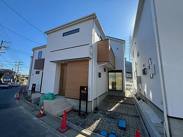 建物につながる駐車スペース。重いものの、荷物の出し入れも安心です。