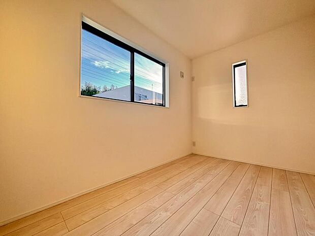 家族個々の安らぎの空間。誰もが好みで飾れるシンプルな室内に仕上げてあります。