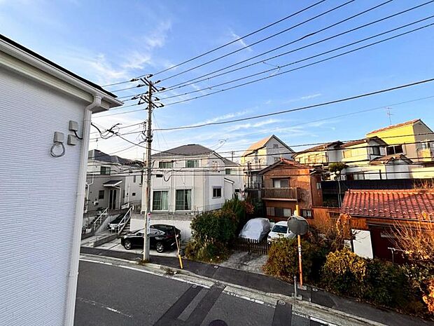 風の通り道。舞い込んでくる風が優しく躍り、室内に爽やかな空気を運んでくる。そこに季節の息吹を感じて、いまがどんな季節なのかを実感する。