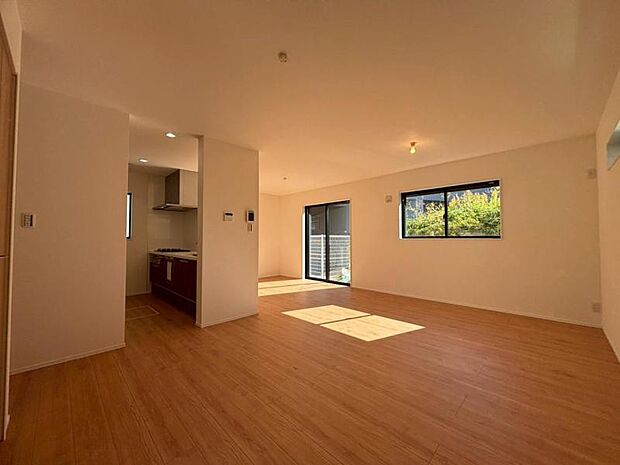 ゆったり19.8帖の広々リビング。明るさと風が入る窓配置が安らげる空間を演出します。