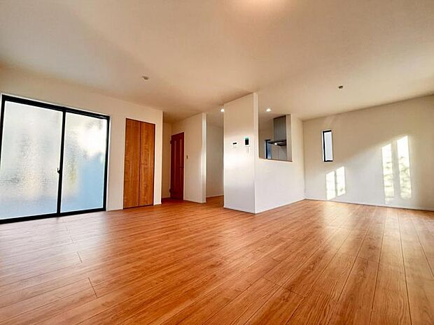 ゆったり19.8帖の広々リビング。明るさと風が入る窓配置が安らげる空間を演出します。