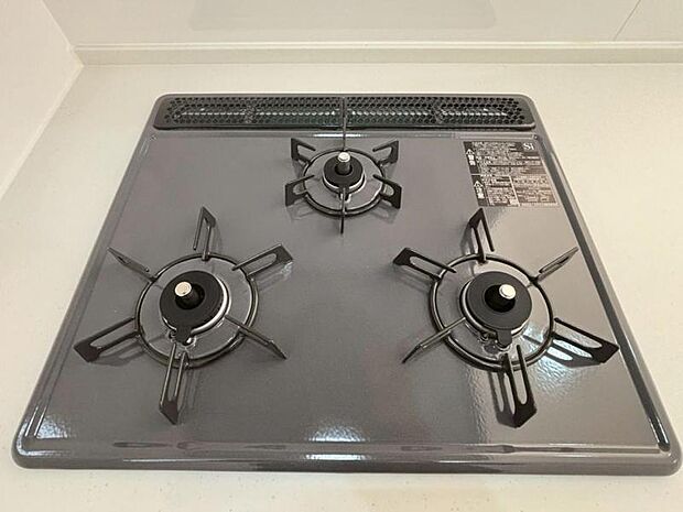 料理の幅を拡げてくれる三口コンロの使いやすいシステムキッチンを採用。