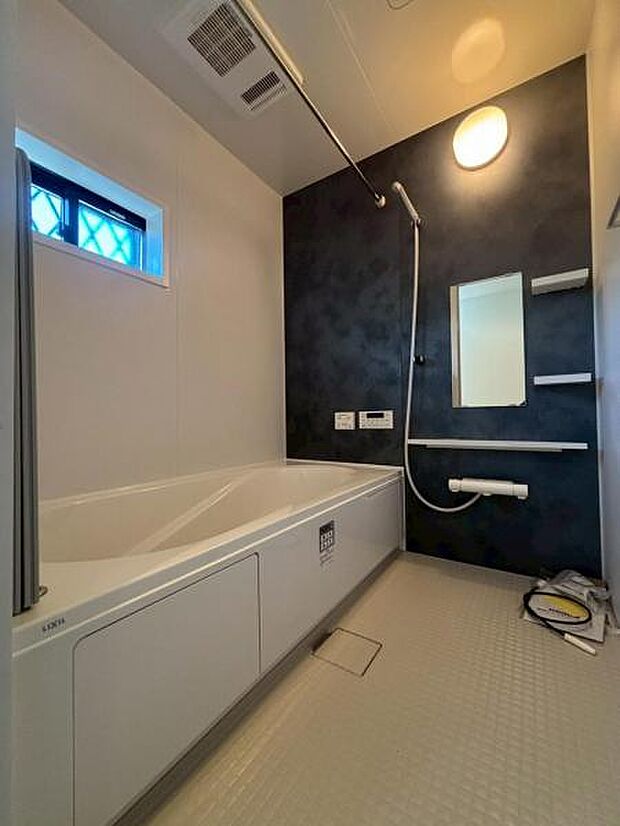 美しいツヤとなめらかな肌ざわり。水や汚れをはじき汚れにくくお掃除ラクラクの浴槽です。シャワーヘッドの位置が変えられるので使い勝手がとても良いです。