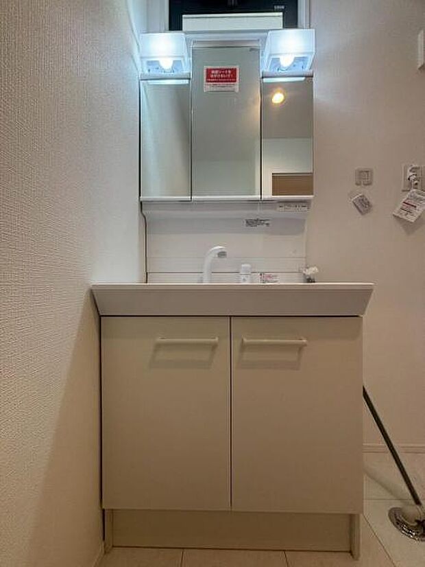 三面鏡の付いた洗面化粧台は、鏡面裏側にも機能的な収納を配置。普段使いの洗面小物やスキンケア用品などが衛生的に保管できます。