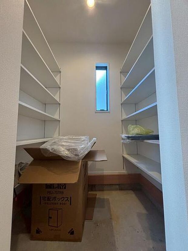 広々とした玄関は収納豊富なシューズクローゼットも完備。雑多な玄関でなくスッキリ空間としての家の顔にできるよう設計しました。