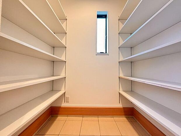 広々とした玄関は収納豊富なシューズクローゼットも完備。雑多な玄関でなくスッキリ空間としての家の顔にできるよう設計しました。